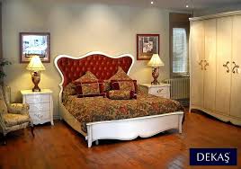 Adriana Yatak Odasi Hafif Simle Patine Edilmis Krem Rengi Lake Ozel Uretim Kulplar Viskon Kadife Kumastan Kapitone Yatak Basi Yat Furniture Home Home Decor