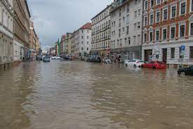 Heute morgen starten wir in leipzig mit 20 grad in den tag. Lvz Auf Twitter Unwetter In Leipzig Strassen Unter Wasser Baume Umgesturzt Chaos Bei Den Lvb Https T Co Gwbch6bpn6