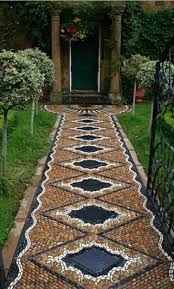Gartenwege Aus Kieselsteinen Interessante Mosaik Ideen Garten Design Garten Pflaster Gartenweg