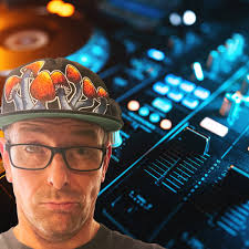 Recently moved here. I'm a structural combo fitter/welder, cook,  DJ/producer, singer/rapper/writer/freestyle mc. I don't know anyone around  here and I'm looking for some events to meet some people. Is there a  communal