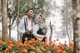 Urban street merupakan salah satu konsep foto prewedding yang sederhana tetapi memiliki kesan tersendiri bagi mereka pecinta traveling. Prewedding Hijab Casual Outdoor 27 Foto Pre Wedding Di Hutan Pinus Imogiri Jogja Mega Azhar Fotografer Pernikahan Prewedding Wedding Photographer Jogja Yogyakarta Indonesia