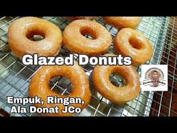 Tepung terigu•telur•gula pasir•margarin•susu cair dingin•ragi/fermipan•garam. Glazed Donut Empuk Ringan Ala Donat Jco Youtube
