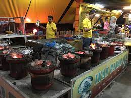 Konuklar, tesise 300 metre mesafedeki restoran kst selera ikan bakar restoranında yemek yiyebilir. Ikan Bakar Kst Wakaf Che Yeh Athirahassin