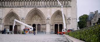 Même si la cathédrale reste fermée en raison de l'incendie qui l'a ravagée en avril 2019, la vieille dame c'est le chantier le plus prestigieux du xxie siècle. Une Cathedrale Ephemere En Bois Sera Construite Sur Le Parvis De Notre Dame Le Point