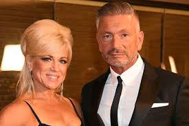 Theresa Caputo Husband Larry Split After 28 Years Theresa Caputo Long Island Medium Mens Hairstyles