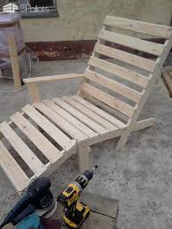 Two diy outdoor chair projects for your yard or patio. Relaxing Outdoor Pallet Chaise Lounge Chair 1001 Pallets Lounge Chair Diy Chaise Lounge Chair Pallet Furniture Outdoor