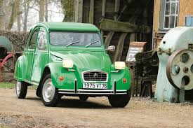 Lors qu'elle n'a parcouru que quelques dizaines de mètres sur le chemin de ses vacances estivales vers l'italie, la 2cv bleue d'antoine maréchal. Quatre Roues Sur La Plage La 2cv Retraitee En Pleine Forme