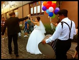 'gelin evi'nde haftanın beş günü, yeni gelinlerden oluşan yarışmacıların evlerine konuk olunuyor. Gelin Almasi Nasil Yapilir En Iyi Gelin Alma Adetleri Listesi