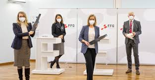 Leonore gewessler was born on 15 october, 1977 in graz, austria, is an austrian politician. Coronakrise Der Brutkasten
