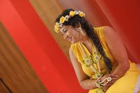 Mehendi Rasam Pithi Yellow Dress And Real Flower Jewelry Royal Gujarati Wedding Mehendi Pithi Whiteandy Gujarati Wedding Indian Wedding Flower Jewellery