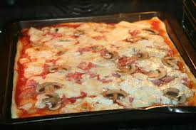 Soffice, dal fondo ben cotto e leggermente croccante, leggera e digeribile. Ricetta Per Fare La Pizza Al Taglio Perfetta A Casa Silvio Cicchi
