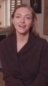 “because im petite” i love her sm 🩷😂 #amandaseyfried #amanda #seyfried  #fyp #foryoupage #thisisforyou #foryou #actress #amandaseyfriedfan  #giorgioarmani #fashionshow #nyc