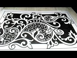 Mewarnai batik yang sudah ditembok dengan cara dicelupkan pada larutan zat warna. Menggambar Ornamen Untuk Hiasan Dinding Youtube