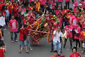 Cap go meh adalah perayaan hari ke 15 dalam bulan pertama , biasanya diramaikan dengan acara seperti festival lampion Jakarta Celebrates Cap Go Meh With Festival Performances Activities The Jakarta Post