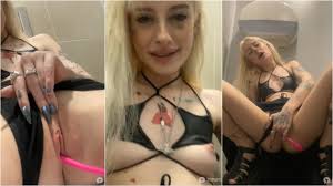 Melissa_Crazy Fingering in Public Toilet (MustWatch)