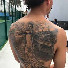 De vries ziet de bezetting van de spitspositie als 'achilleshiel' van ajax. Sane Zet Enorme Tattoo Van Zichzelf Op Zijn Rug Ede Nieuws Newslocker