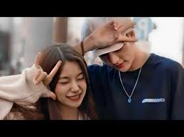 Standing next to each other, viewers couldn't help but comment on their similar visuals and smiles. 2hwang Couple Yeji Hyunjin Youtube