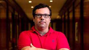 O ator, no ar em império, se refere a joão emanuel carneiro, de 51 anos, autor de novelas de sucesso como avenida brasil, a favorita e dar cor do pecado. Joao Emanuel Carneiro Fala Sobre Sua Carreira No Donos Da Historia No Canal Viva