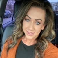 Amanda Bomar's Instagram, Twitter & Facebook