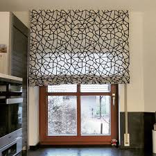 Praktisch In Der Kuche Raffrollo Mit Kettenzug Fur Eine Einfache Bedienung Schoner Bestickter Stoff Aus Leinen Trebes Rauma Curtains Valance Curtains Decor