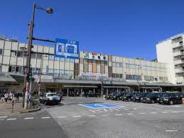 駅前は 大宮公園 周辺の低層の住宅地が広がっている。 駅のすぐ横を 埼玉県道164号鴻巣桶川さいたま線 （旧 中山道 ）が通るが、駅とは直結していない。 å¤§å®®é§…æ±å£ã¨é«˜å³¶å±‹ä»˜è¿' ã•ã„ãŸã¾å¸‚å¤§å®®ã®ç´¹ä»‹ å†™çœŸ256æžš