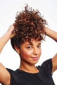 Cheveux Boucles 10 Astuces Pour Les Sublimer Coiffer Cheveux Boucles Chignon Cheveux Boucles Cheveux