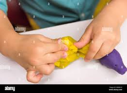 Cuatro Anos Muchacho Caucasico Hace Figuras De Animales Con Las Manos Desde El Modelado De Arcilla Amarilla Sobre La Mesa Blanca Los Ninos Creatividad Educacion Preescolar Hobby Fotografia De Stock Alamy