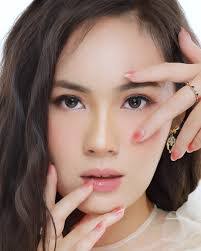 Jennifer Eve's Instagram, Twitter & Facebook