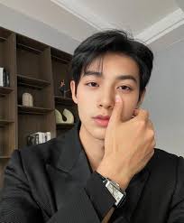 Istriku memutuskan untuk pulang sendirian saat kami menghadiri sebuah acara  resmi dari kantor. Dia tak tahan melihatku berpelukan dengan mantan  kekasihku Bab 7 Aku berjalan keluar dari gedung itu dengan hati perih.