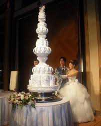 Giant Wedding Cake Jpg 1293 1600 Huge Wedding Cakes Wedding Cake Art Tall Wedding Cakes