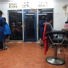 Kedai gunting rambut toknya menjadi tumpuan kerana dia mengenakan bayaran hanya rm2.50 untuk setiap pelanggan. Kedai Gunting Rambut Penchala Salon Barbershop