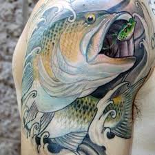 This is an awesome fishing tattoo design. Schon Gemalter Und Farbiger Grosser Fisch Jagt Den Koder Tattoo Am Arm Tattooimages Biz
