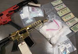 Goldar, bir kılıç kullanan ve antik yunan ve mısır görsel tasarımının bir karışımı gibi görünen uyumlu bir miğferle altın kaplama bir. Haltom City Police Seize Gold Ar 15 Pistol Cash And Pounds Of Cocaine Cbs Dallas Fort Worth
