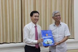 Chủ tịch ubnd quận 10 vũ anh khoa cho biết toàn bộ người của trung tâm hành chính phải ở lại cơ quan một đêm sau khi sáng nay quận nhận thông tin một chuyên viên chi nhánh văn phòng đăng ký. Quáº­n 10 Co Chá»§ Tá»‹ch Quáº­n Tráº» Nháº¥t Tp Hcm Bao NgÆ°á»i Lao Ä'á»™ng