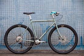 blue lug kamiuma bike shop on instagram surly straggler 清涼感あるメタリックのカスタムペイントに目一杯のタイヤクリアランス ウルトラダイナミコのタイヤは砂利道やゆくゆくのキャンプライドを想定して カスタムペイント キャンキャン タイヤ