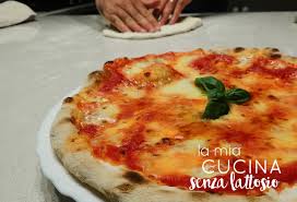 Attraverso le mani il controllo sulla costruzione dell'impasto per la pizza fatta in casa è totale. Pizza Napoletana Fatta In Casa Come In Pizzeria Ricetta Sorbillo La Mia Cucina Senza Lattosio