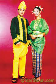 Kebaya jawa yang memiliki motif sederhana dengan kerah berbentuk v yang akan menampilkan kecantikan leher anda. Pakaian Tradisional Maruwiah Ahmat