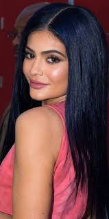 Kylie Jenner : cheveux bleu nuit, pommettes roses et lèvres nudes pour un  parfait beauty look !
