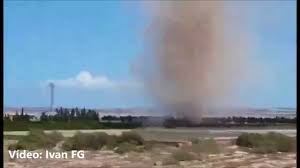 Además, con base en otro vídeo circulando en redes sociales, el 23 de febrero se registró otra nube de polvo del tipo. Tolvanera 14 08 2015 Youtube