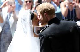 Prince harry kisses meghan markle as they leave st george's chapel after their wedding in windsor, england on may 19, 2018. Hochzeit Von Meghan Und Harry Der Kuss Der Die Welt Verzaubert Panorama Stuttgarter Zeitung