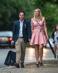 Ann marie has 2 jobs listed on their profile. Ant Mcpartlin Macht Declan Donnelly Verschwinden In Beeindruckender Stunt Durchgefuhrt Die In Ihren Garten Aktuelle Boulevard Nachrichten Und Fotogalerien Zu Stars Sternchen