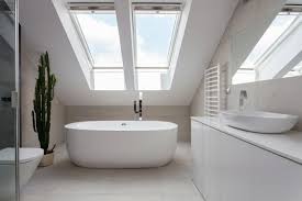 Badezimmer Auf Dem Dachboden Realisierter Traum Freistehende Badewanne Dachfenster Alles Wei Badezimmer Dachgeschoss Badezimmer Dachschrage Stil Badezimmer