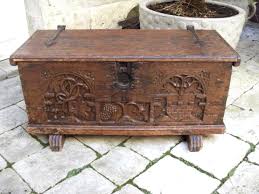Coffre Ancien Bois Sculpte D Occasion Vieux coffre en bois (malle). coffre ancien bois sculpte d occasion