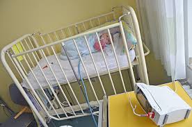 Wenn sie ihr kind im elternbett schlafen lassen, brauchen sie trotzdem kein schlechtes gewissen zu haben und müssen sich nicht ständig vor anderen zu rechtfertigen. Erste Nacht Im Krankenhaus Nach Sturz Und Schlafproblem Model Und Mama