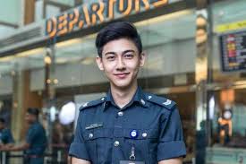 Setelah membaca uraian orang tertampan di dunia di atas, kamu jadi tahu bahwa tampan tidak lantas menjadikan para pria tersebut untuk menjadi malas. Petugas Ganteng Di Bandara Changi Singapura Ini Gegerkan Netizen