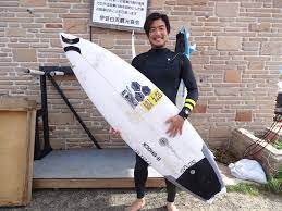 みなさん、自分にピッタリのボードは見つかったでしょうか。 ここからはいよいよ、波乗りのためのレッスン開始です。 サーフィンはとっても楽しいマリンスポーツですが、 なかなか波に乗れずに挫折してしまう人も少なくありません。 まずは、ちゃんと基本的なやり方を知ることが大切。 なんどもなんども練習すればきっとサーフィンは上手くなります。 あきらめない心が、いちばん大切なのかもしれません。 ãƒ—ãƒ­ã‚µãƒ¼ãƒ•ã‚¡ãƒ¼ã®æ¿ã‚'æ‹è¦‹ ã‚·ãƒ§ãƒ¼ãƒˆãƒœãƒ¼ãƒ‰ãƒ—ãƒ­ç·¨ ã‚µãƒ¼ãƒ•ã‚£ãƒ³ æ³¢æƒ…å ± ãªã¿ã‚ã‚‹