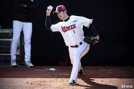 2021.06.04 19:43 / 조회 : êµ° ë³µë¬´ ë§ˆì¹˜ê³  ëŒì•„ì˜¨ Kt íˆ¬ìˆ˜ ê³ ì˜í'œì˜ í–‰ë³µì•¼êµ¬ ìŠ¤í¬ì¸ ë™ì•„