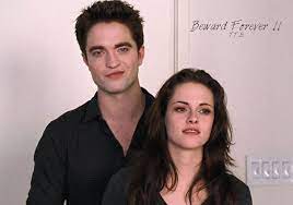 Bella swan és a vámpír edward cullen végre az ifjú házasok boldog életét élhetnék, ám árulások és tragédiák sorozata egész világukat romba döntheti. Alkonyat Hajnalhasadas 1 Resz 2 Resz Home Facebook