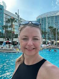 On vacation sitting by the pool.... Ready to engage....5/5 anyone 👀