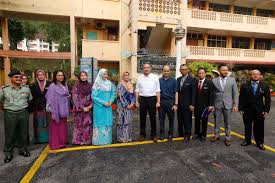 Hari guru 2017 smk bandar tun hussein onn 2 16 may. H2oteam On Twitter Ds Hishammuddinh2o Meneruskan Lawatan Di Kem Kementah Dengan Lawatan Di Sk Desa Tun Hussein Onn Untuk Beramah Mesra Bersama Para Guru Pelajar Serta Ibu Bapa Di Sekolah Ini Perkasaperwira